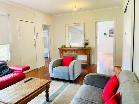 D122 Lovely London Home - Surfers Gold Coast 0