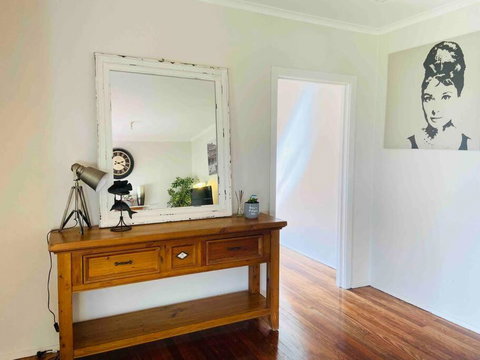 D122 Lovely London Home - Surfers Gold Coast 1