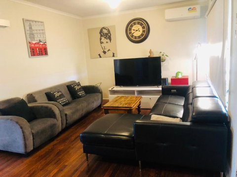 D122 Lovely London Home - Surfers Gold Coast 2