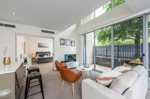 3 BDR Stylish City Retreat // Close To All And Everything In Canberra - Surfers Gold Coast 2