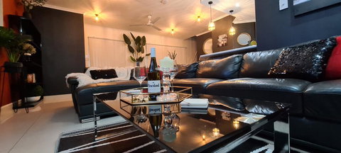 3 BEDROOM CITY ESCAPE - CHAMPAGNE STAYS Darwin - Surfers Gold Coast 0