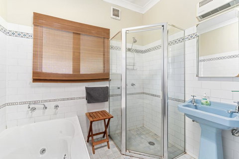 3 Sisters Blue Mountains Cottage - Surfers Gold Coast 3