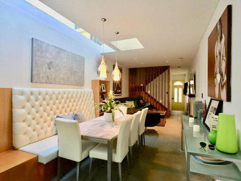 3 Storey Home Close Walk To Fox Studios SCG & City - Surfers Gold Coast 0