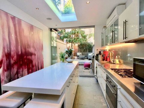 3 Storey Home Close Walk To Fox Studios SCG & City - Surfers Gold Coast 3