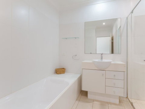 356 ' Oaks Pacific Blue', 265 Sandy Point Rd - Air Conditioned, Direct Pool Access And Suited For Disability - Surfers Gold Coast 1