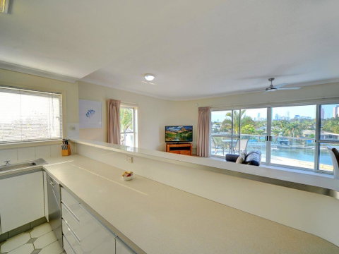 3br Broadbeach Lakefront Apartment - Surfers Gold Coast 2