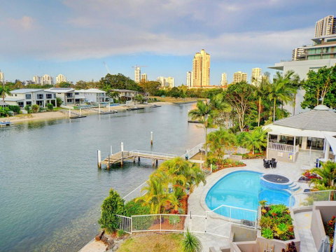 3br Broadbeach Lakefront Apartment - Surfers Gold Coast 1