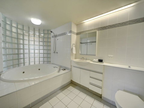 3br Broadbeach Lakefront Apartment - Surfers Gold Coast 3