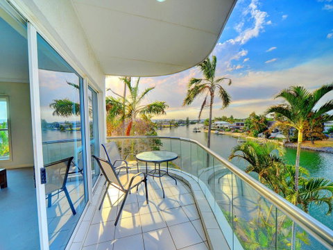 3br Broadbeach Lakefront Apartment - Surfers Gold Coast 0