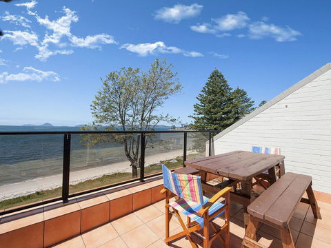 5 'Casuarina's ' 33 Soldiers Point Road - Superb Waterfront Unit - Surfers Gold Coast 0