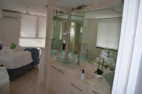 5,  Apartment On The Esplanade - Surfers Gold Coast 3