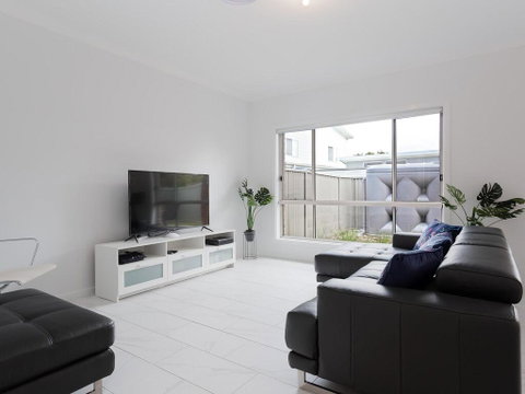 5B BENT STREET - LARGE HOUSE WITH DUCTED AIR CON, WIFI & FOXTEL - Surfers Gold Coast 1