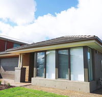 5Bed 2Bath Family House in Werribee - Surfers Gold Coast
