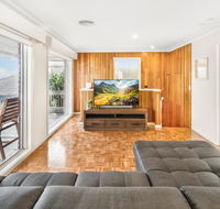 6-bed Oceanfront House with Jacuzzi Games Parking - Surfers Gold Coast
