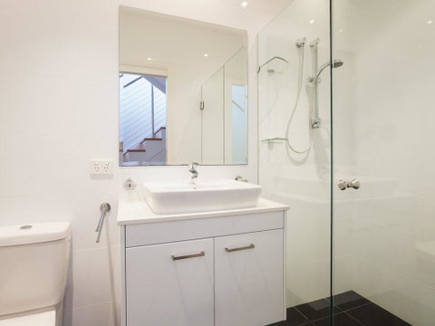 7 Judith Street - Stunning Duplex With Ducted Air - Surfers Gold Coast 3