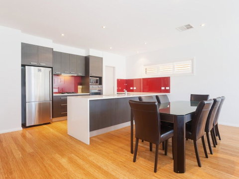 7a Judith Street - Stunning Duplex With Ducted Air Conditioning - Surfers Gold Coast 2