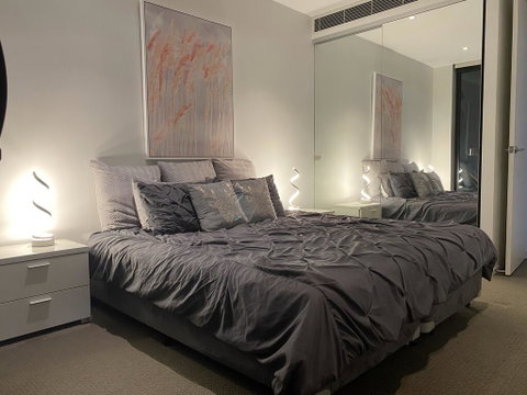 @Realm Modern Executive Apartment, 1BR, Wine, WiFi, Secure Parking, Canberra - Surfers Gold Coast 2