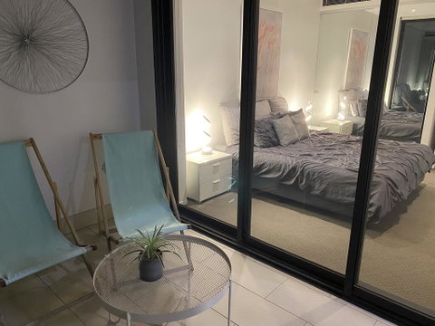 @Realm Modern Executive Apartment, 1BR, Wine, WiFi, Secure Parking, Canberra - Surfers Gold Coast 1
