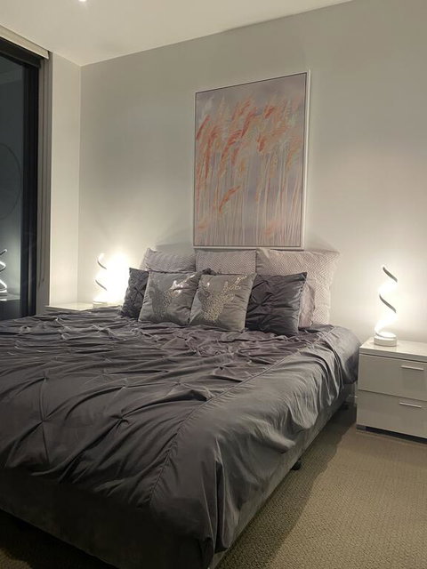 @Realm Modern Executive Apartment, 1BR, Wine, WiFi, Secure Parking, Canberra - Surfers Gold Coast 3