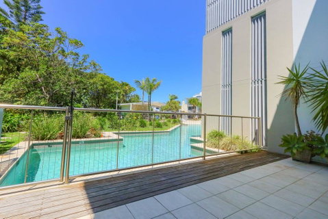 A Deluxe Swim Up - Drift Apartments South - Surfers Gold Coast 1