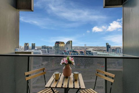 A Modern 2BR CBD Apt, City Views, FREE Parking - Surfers Gold Coast 1