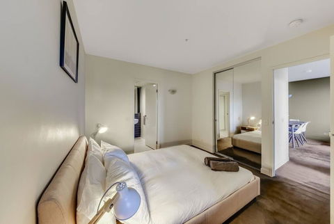 A Modern 2BR CBD Apt, City Views, FREE Parking - Surfers Gold Coast 2