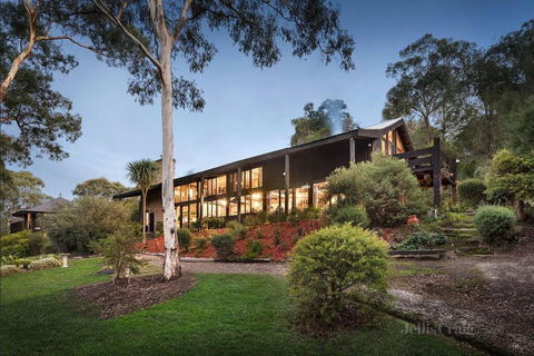 Diskin House Mt Pleasant Rd, Eltham For 16 Guests - Surfers Gold Coast 0