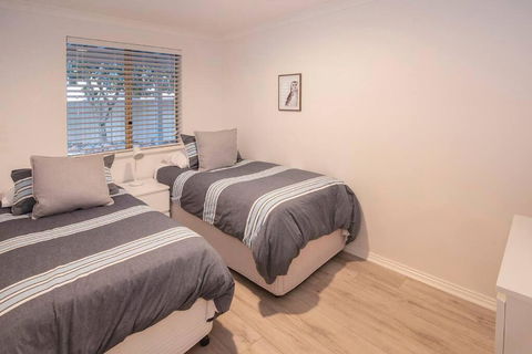 Eagle Bay Summerhaus - Surfers Gold Coast 4