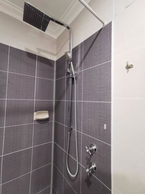 Entire House With 4 Bedrooms Fully Air Conditioned - Surfers Gold Coast 3