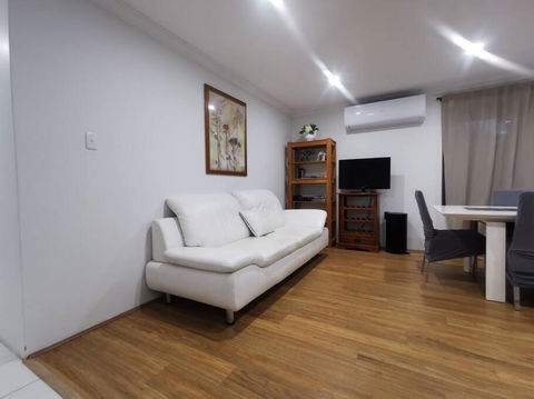Entire House With 4 Bedrooms Fully Air Conditioned - Surfers Gold Coast 2