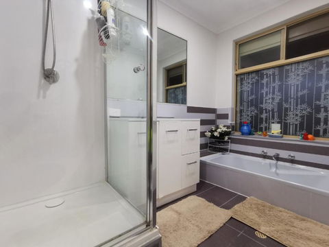 Entire House With 4 Bedrooms Fully Air Conditioned - Surfers Gold Coast 1