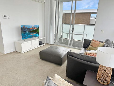G901S - Bright Zetland Escape With City Views - Surfers Gold Coast 1