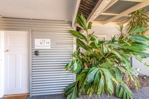 Gawler Townhouses 1C , 1 Queen Bed - Surfers Gold Coast 3