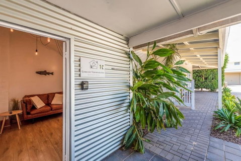 Gawler Townhouses 1C , 1 Queen Bed - Surfers Gold Coast 1