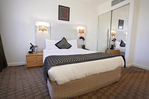 Golden Pebble Hotel - Surfers Gold Coast 1