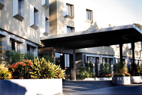 Golden Pebble Hotel - Surfers Gold Coast 0