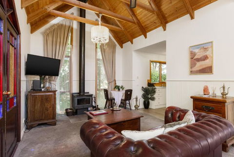 Harem Cottage Gembrook - Spa Bath & Wood Fireplace - Surfers Gold Coast 3