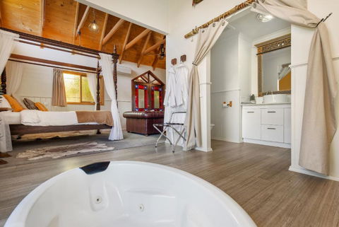 Harem Cottage Gembrook - Spa Bath & Wood Fireplace - Surfers Gold Coast 2