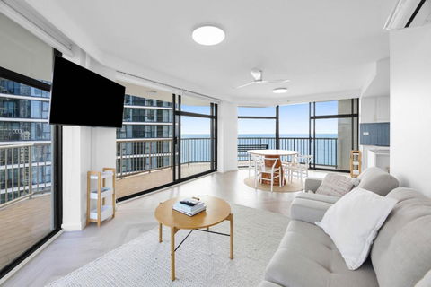 Impeccable Oceanfront 2-Bed With BBQ, Views & Pool - Surfers Gold Coast 1
