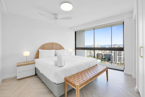 Impeccable Oceanfront 2-Bed With BBQ, Views & Pool - Surfers Gold Coast 2