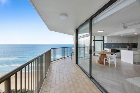 Impeccable Oceanfront 2-Bed With BBQ, Views & Pool - Surfers Gold Coast 0