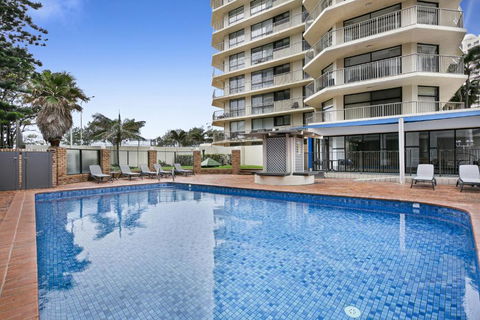 Impeccable Oceanfront 2-Bed With BBQ, Views & Pool - Surfers Gold Coast 3