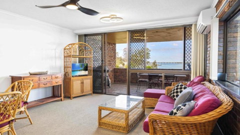 Impeccable Water Views - Prime Location - Surfers Gold Coast 3