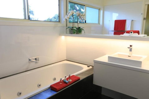 Inglenook Luxury Spa Cottage For Two - Surfers Gold Coast 1