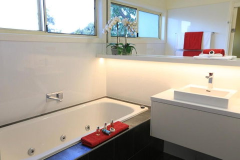 Inglenook Luxury Spa Cottage For Two - Surfers Gold Coast 0