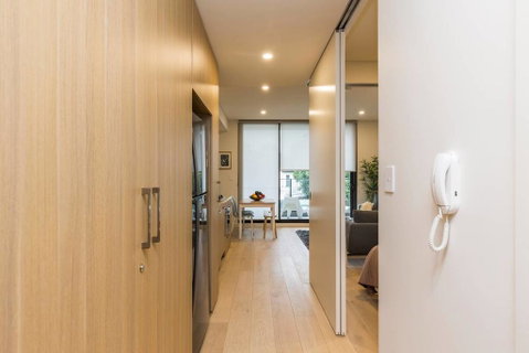 Air Conditioned One Bedroom With Pool Close To CBD - Surfers Gold Coast 2