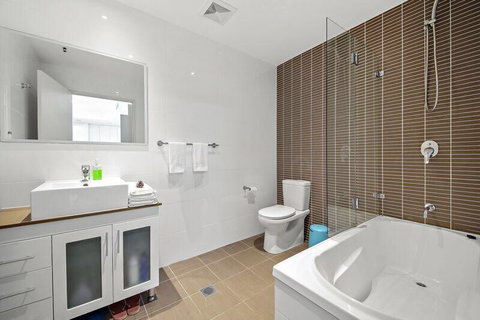 All Amenities Only Downstairs, 20 Mins To CBD - Surfers Gold Coast 2
