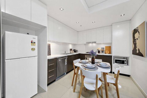 All Amenities Only Downstairs, 20 Mins To CBD - Surfers Gold Coast 3