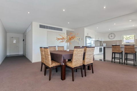 Alta Mira, Unit 14, 12 - 14 Soldiers Point Rd - Surfers Gold Coast 3