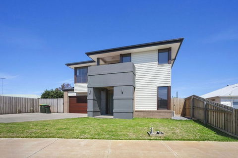 Alyxia Escape 15 - Surfers Gold Coast 1